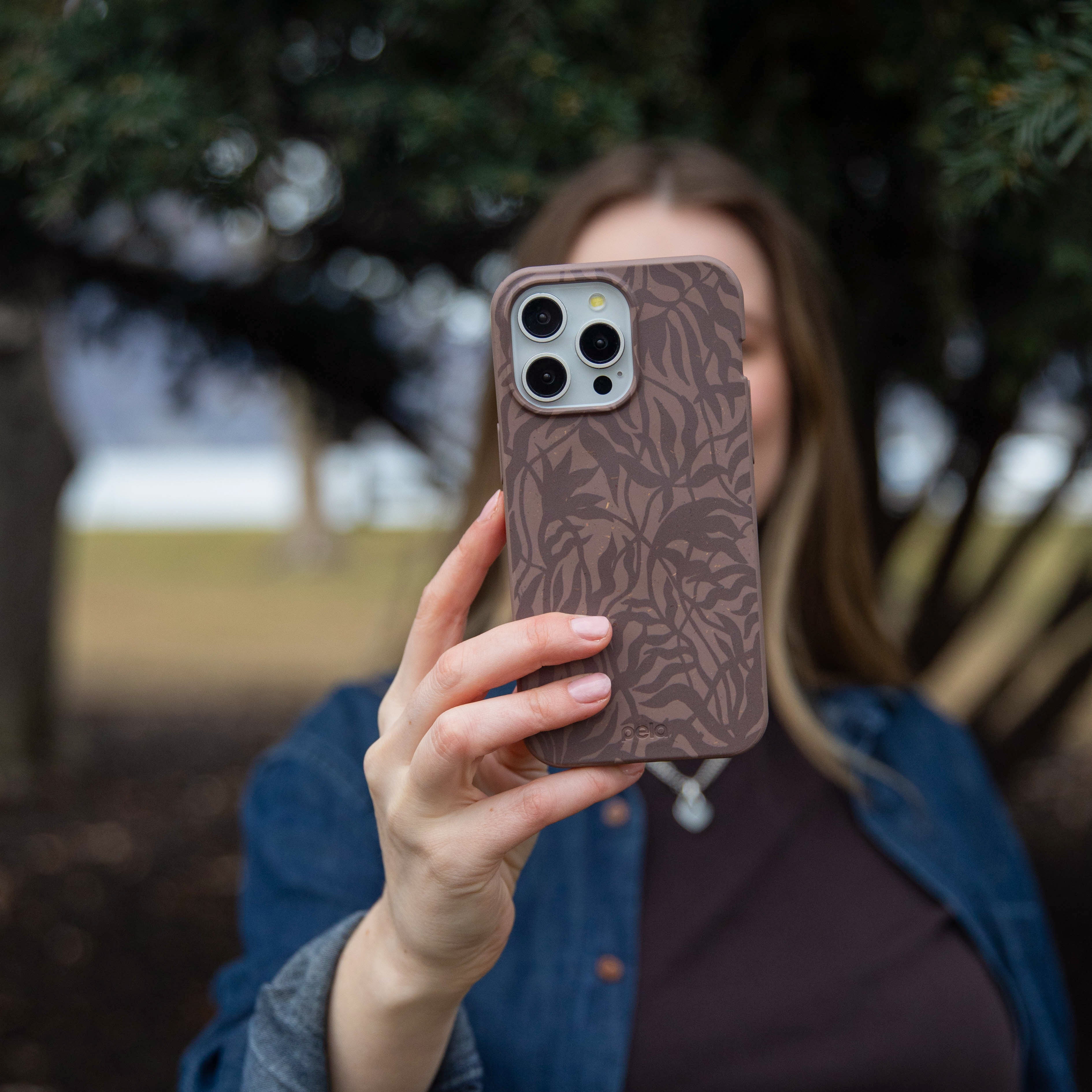 Coque iPhone 17 Pro Max à motif feuilles rustiques marron chocolat - image 2