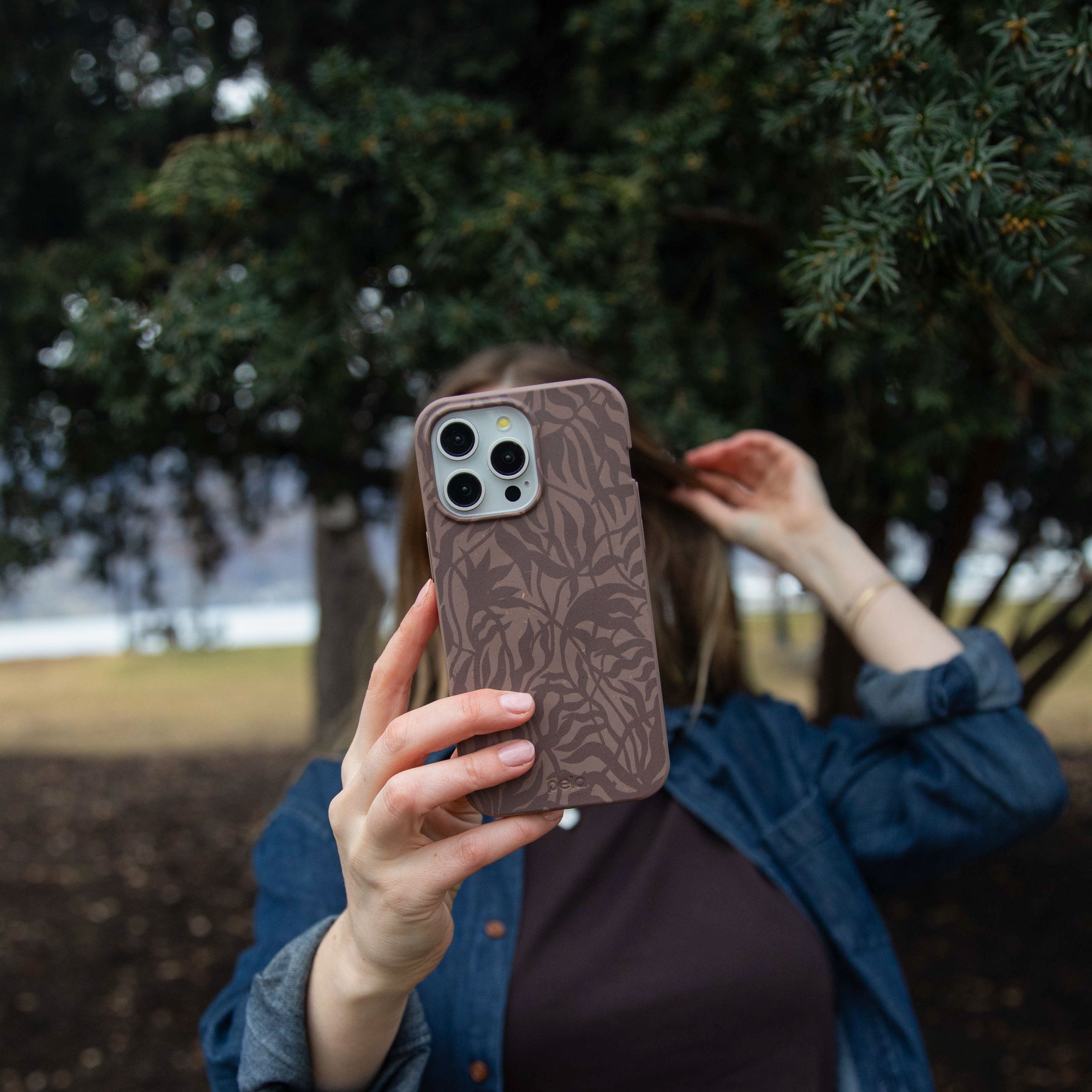 Coque iPhone 17 Pro Max à motif feuilles rustiques marron chocolat - image 3