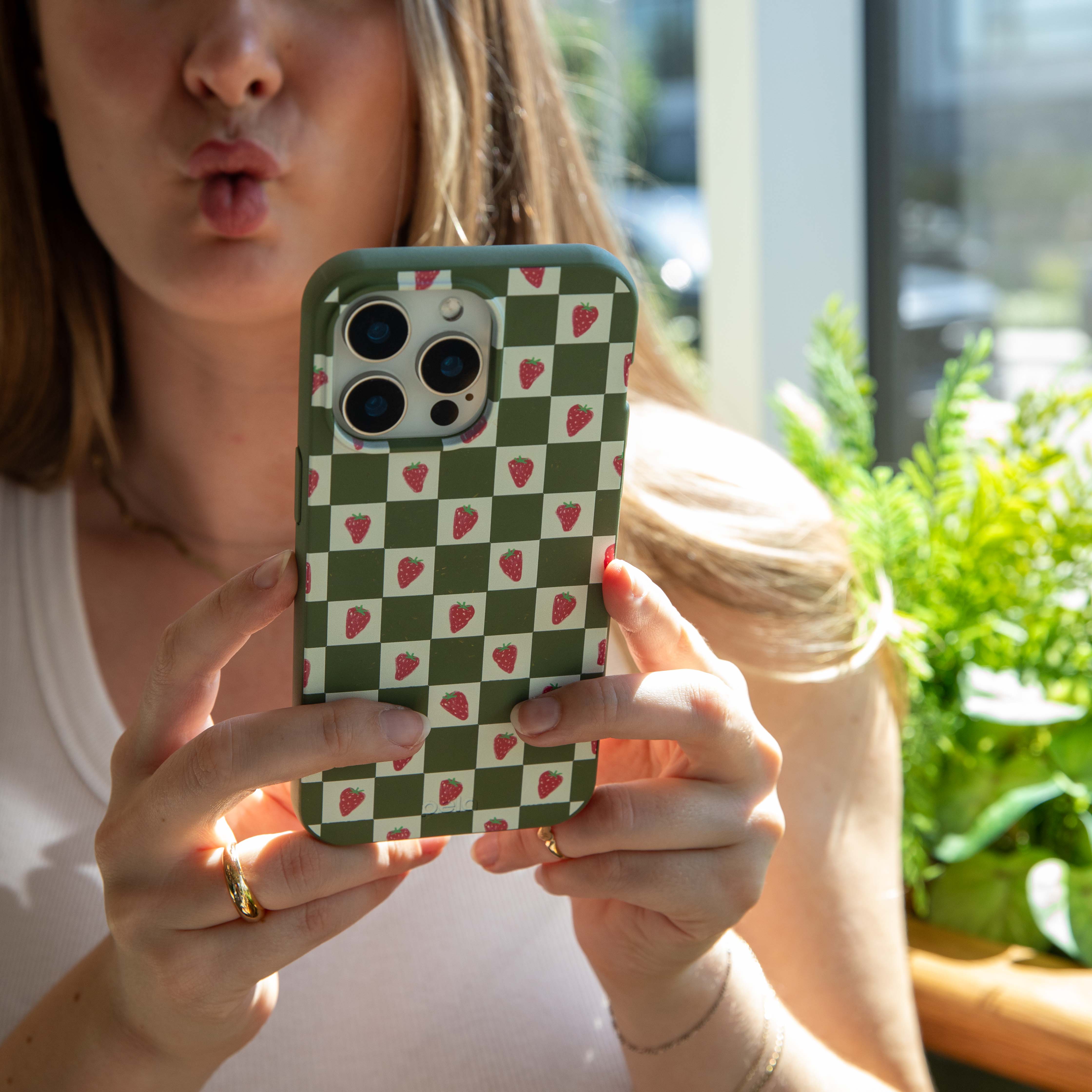 Coque iPhone 17 « Forest Floor Strawberry Field » - image 2