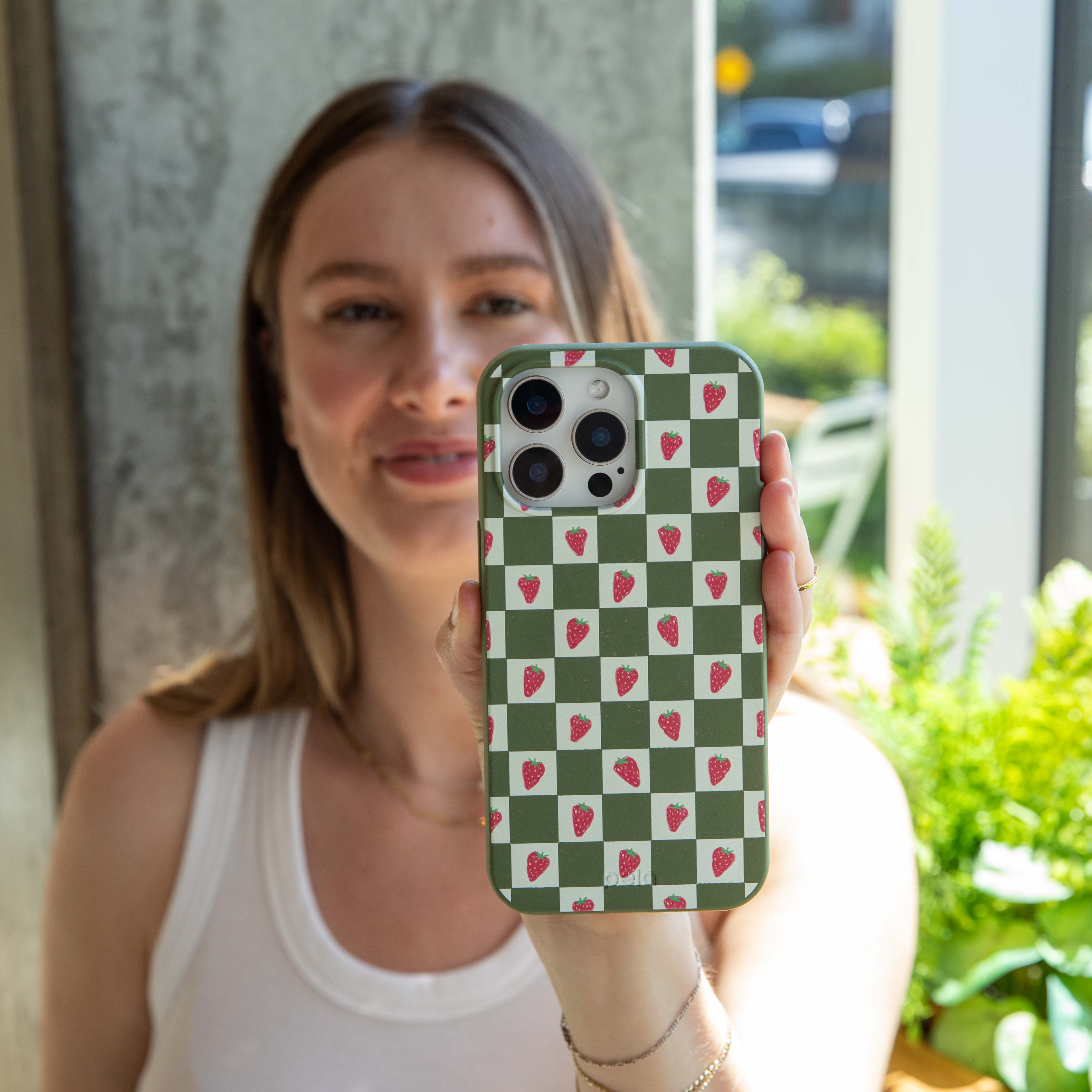 Coque iPhone 17 « Forest Floor Strawberry Field » - image 3