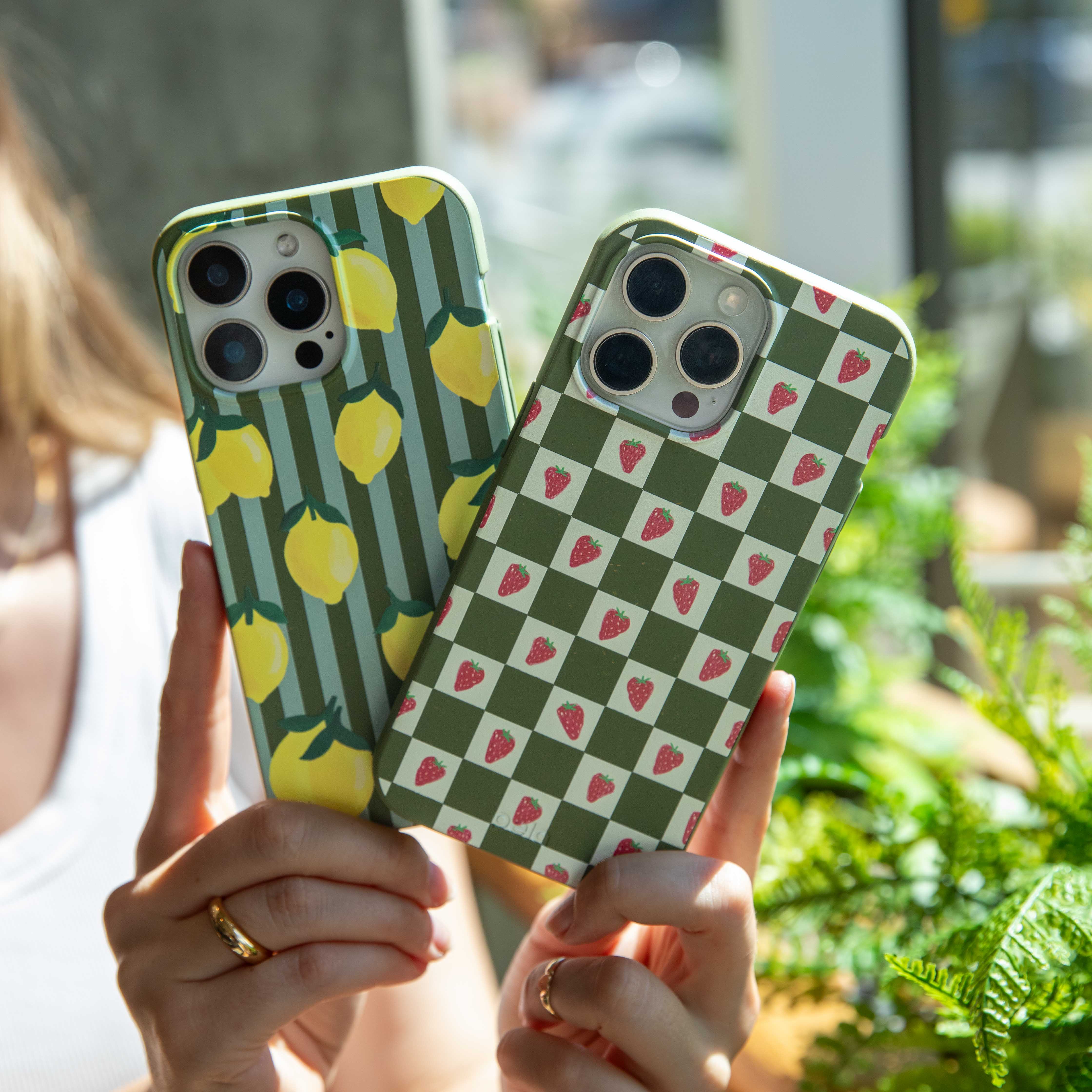 Coque iPhone 17 « Forest Floor Strawberry Field » - image 4