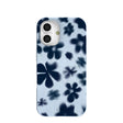 Coque iPhone 16 à motif marguerites bleu poudré